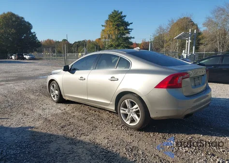 2015 Volvo S60 T5 Premier z USA, uszkodzony, nr VIN YV140MFBXF1306010